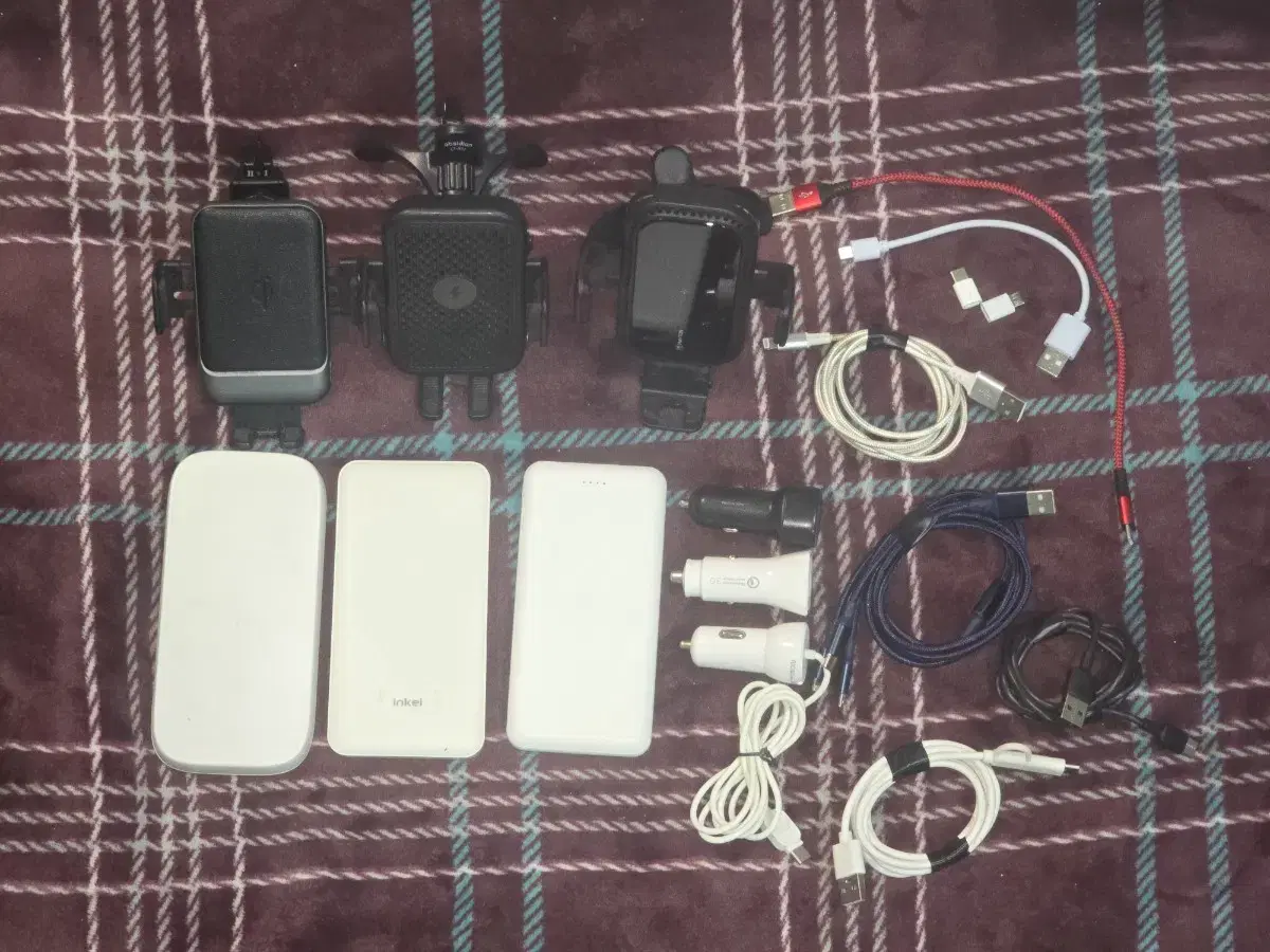 A full car kit (charger. cradle. power bank. cables)