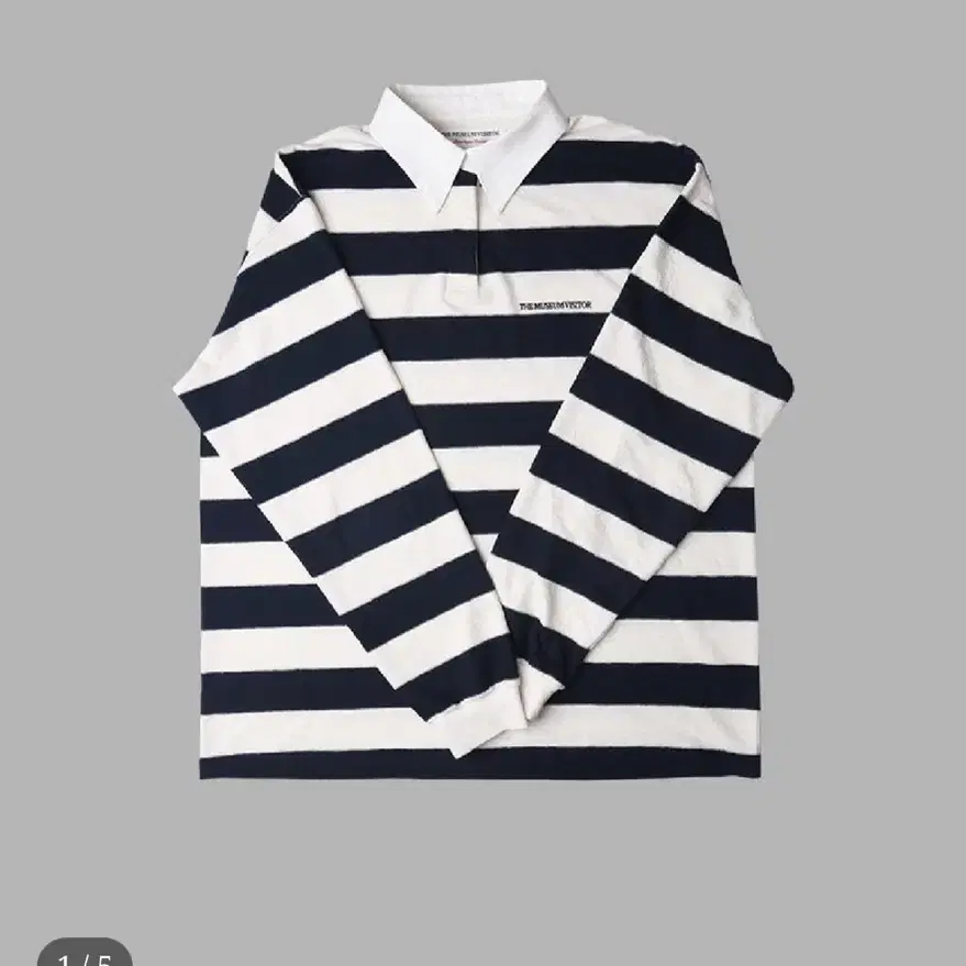 더뮤지엄비지터 LOGO STITCHED STRIPE PK SHIRT