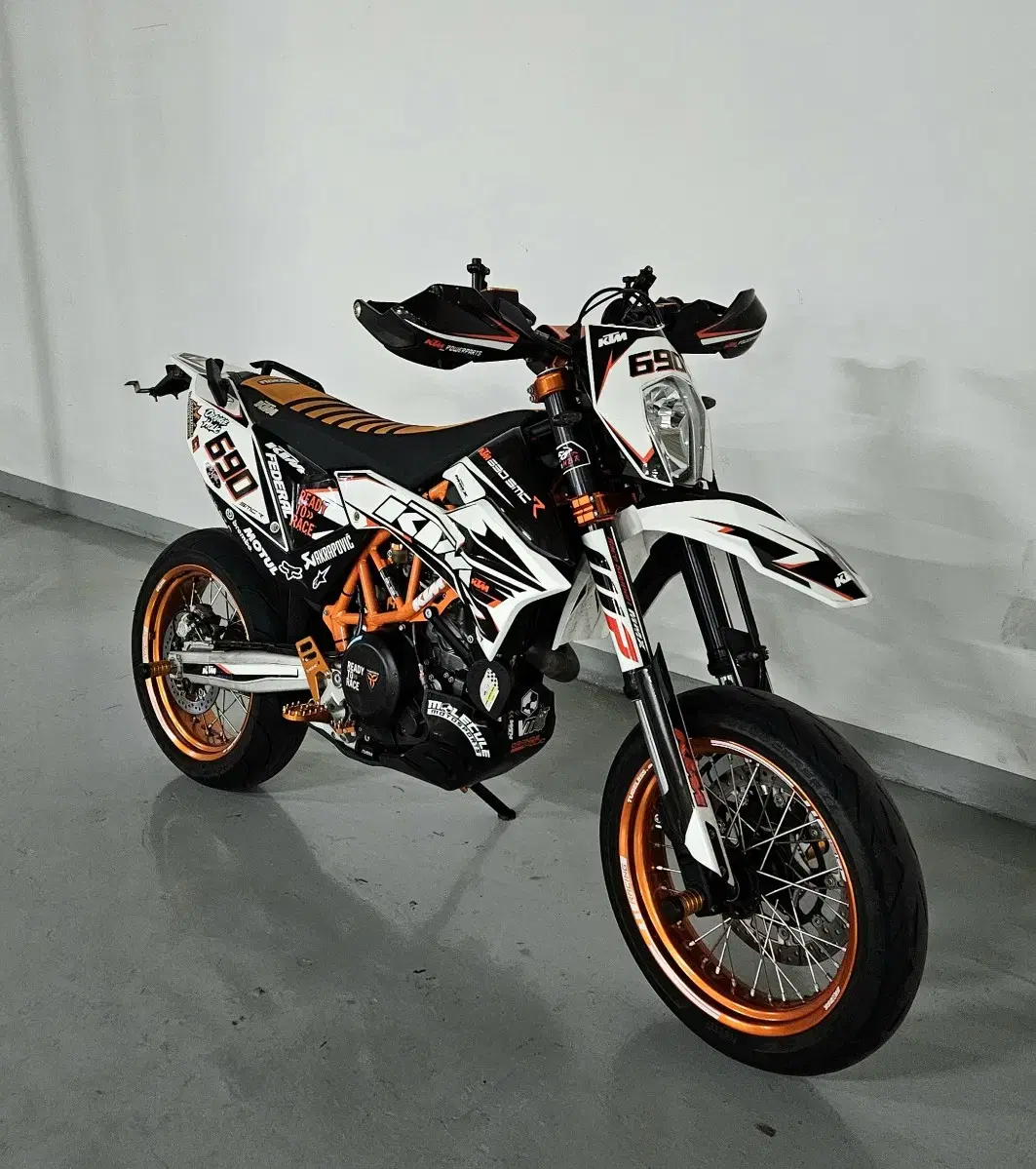 22년 출고 KTM 690 SMC R ABS 모델 신차급 판매합니다