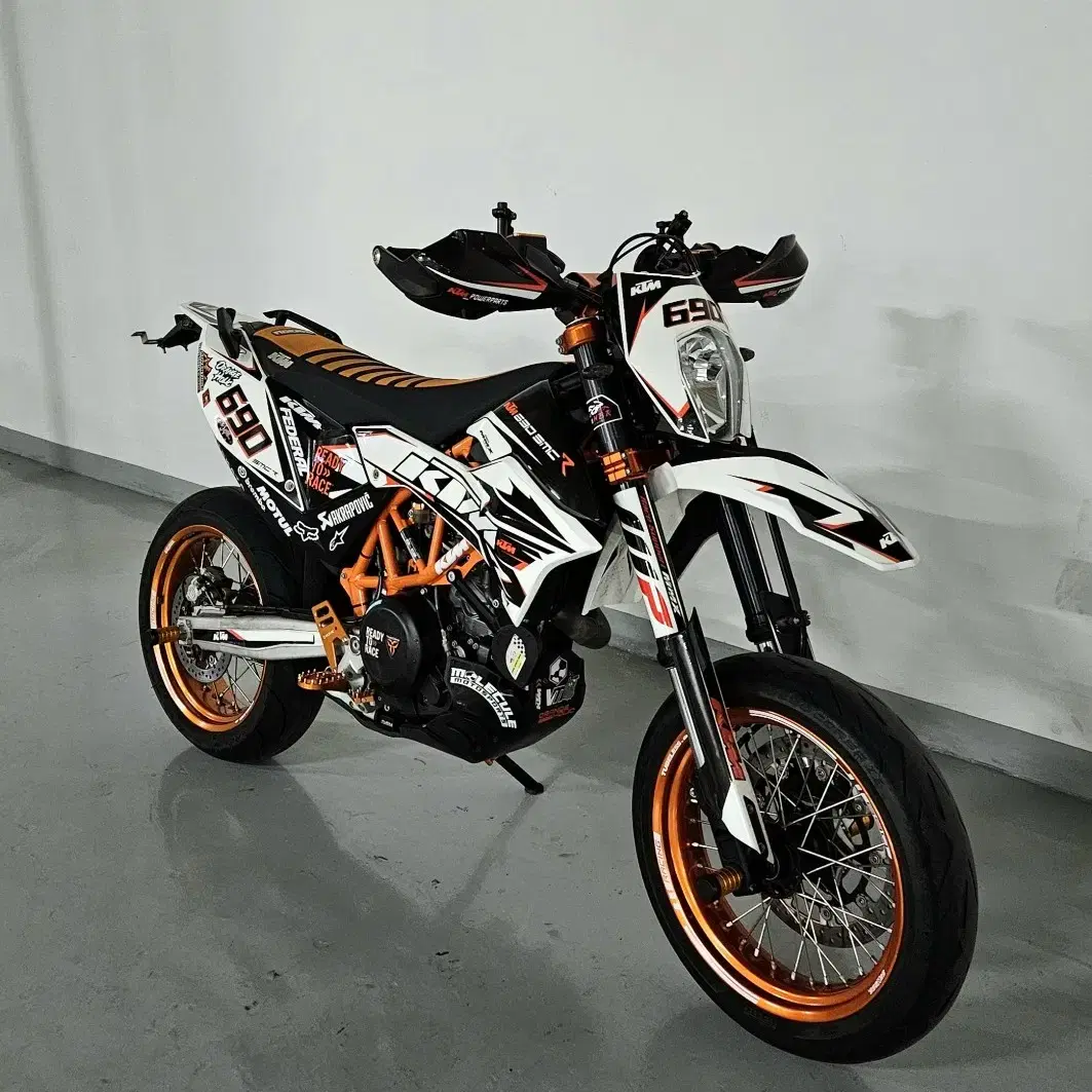 22년 출고 KTM 690 SMC R ABS 모델 신차급 판매합니다