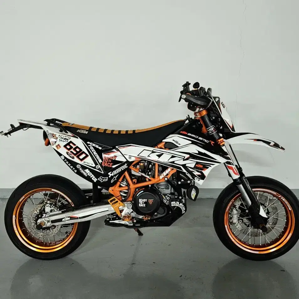 22년 출고 KTM 690 SMC R ABS 모델 신차급 판매합니다