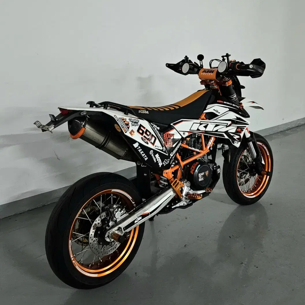 22년 출고 KTM 690 SMC R ABS 모델 신차급 판매합니다