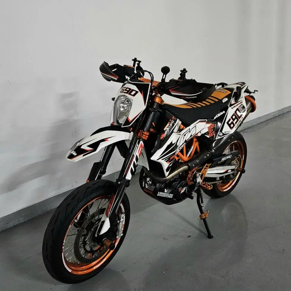 22년 출고 KTM 690 SMC R ABS 모델 신차급 판매합니다