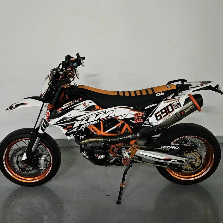 22년 출고 KTM 690 SMC R ABS 모델 신차급 판매합니다