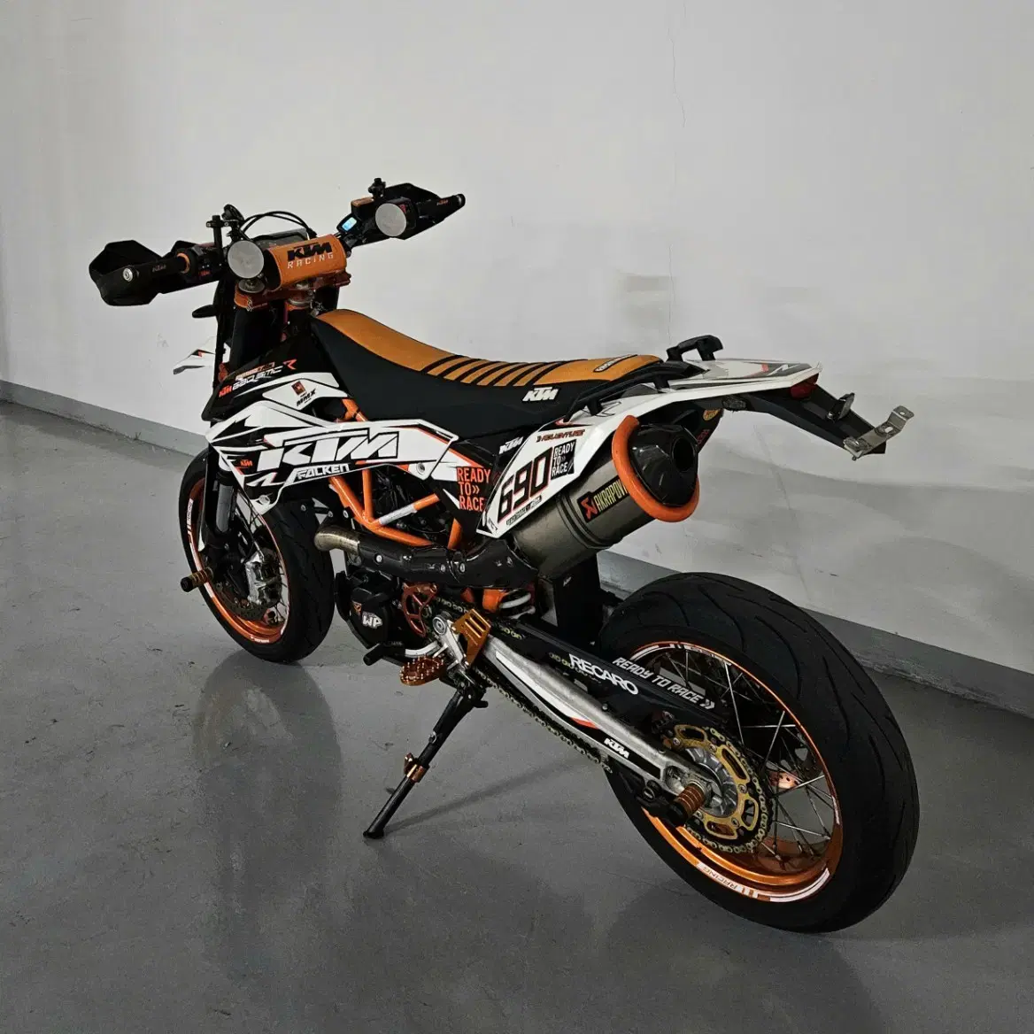 22년 출고 KTM 690 SMC R ABS 모델 신차급 판매합니다