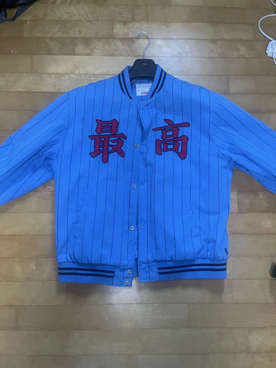 슈프림 19ss pin varsity blue