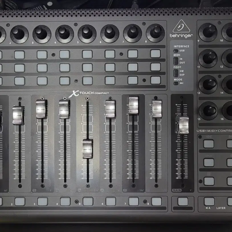 behringer X-TOUCH Compact 모터페이더