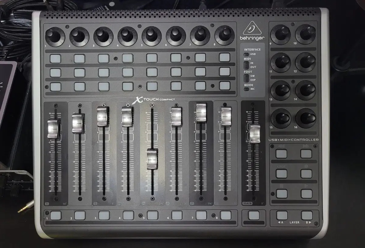 behringer X-TOUCH Compact 모터페이더