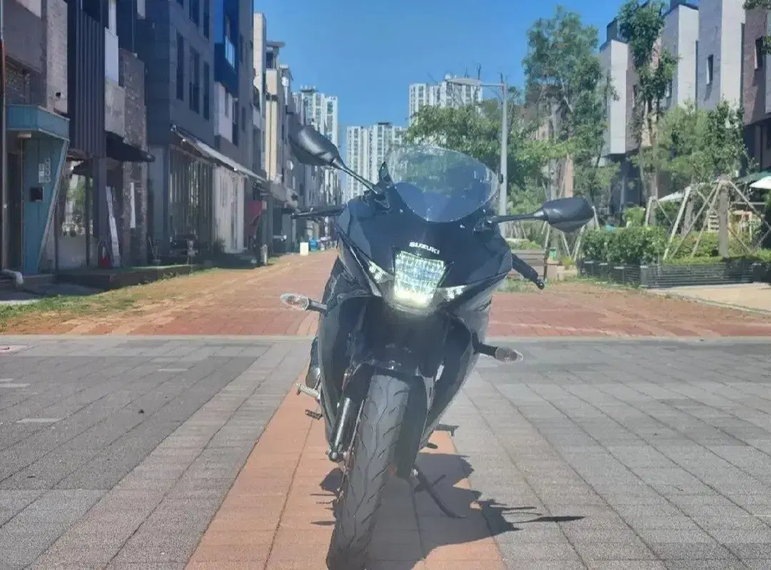 GSX-R125 2021년식 블랙컬러 요시무라 배기튜닝 1만5천 깔끔차량