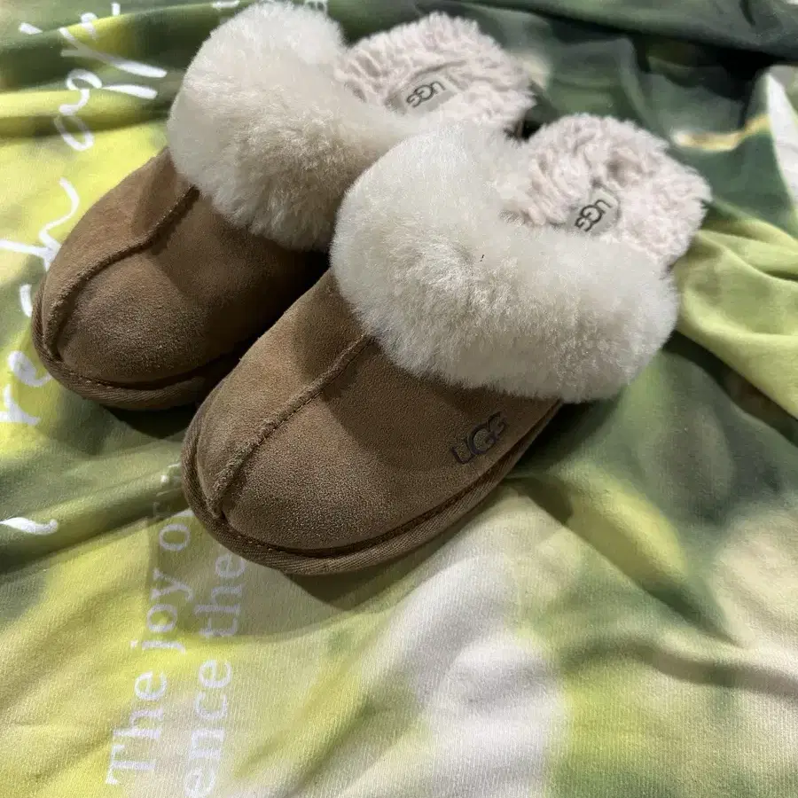 A-4 UGG 어그 슬리퍼 사이즈 220 상태 나쁘지 않아요