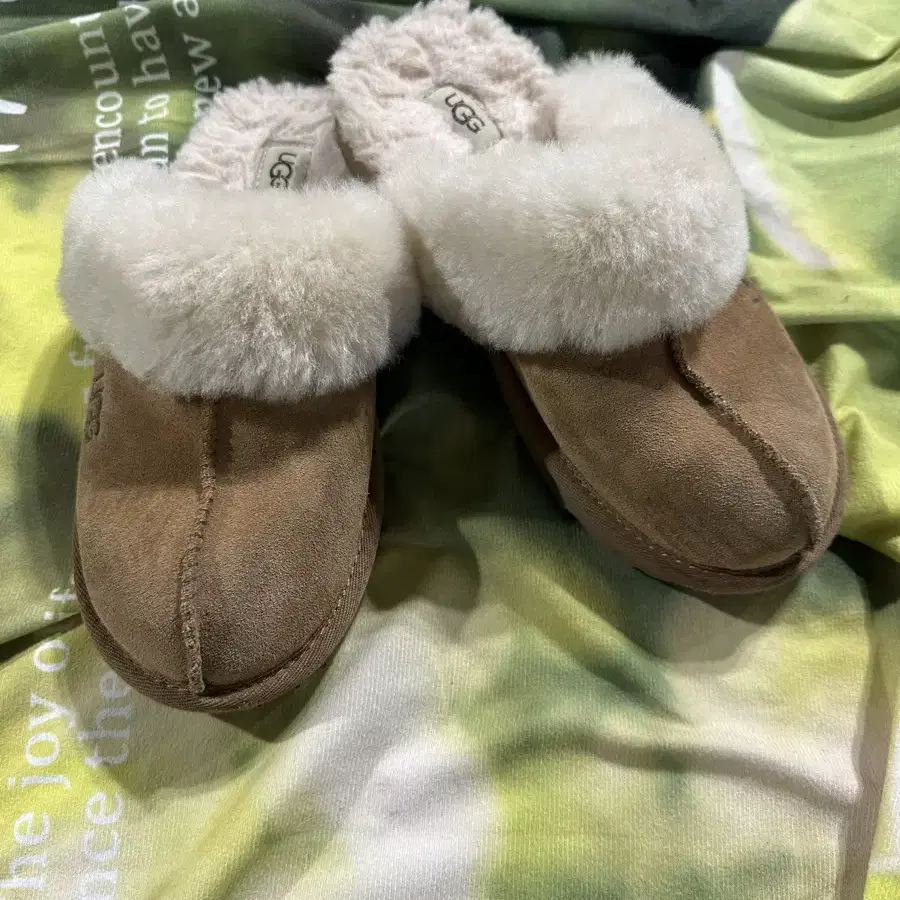 A-4 UGG 어그 슬리퍼 사이즈 220 상태 나쁘지 않아요