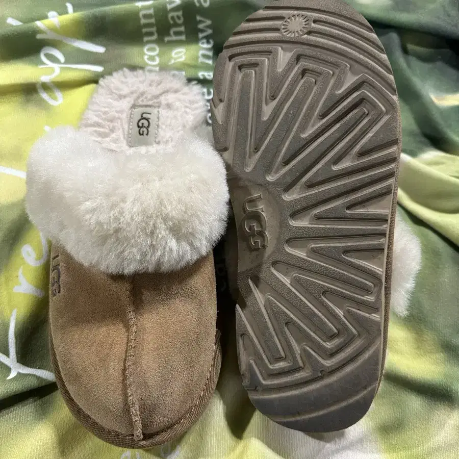 A-4 UGG 어그 슬리퍼 사이즈 220 상태 나쁘지 않아요