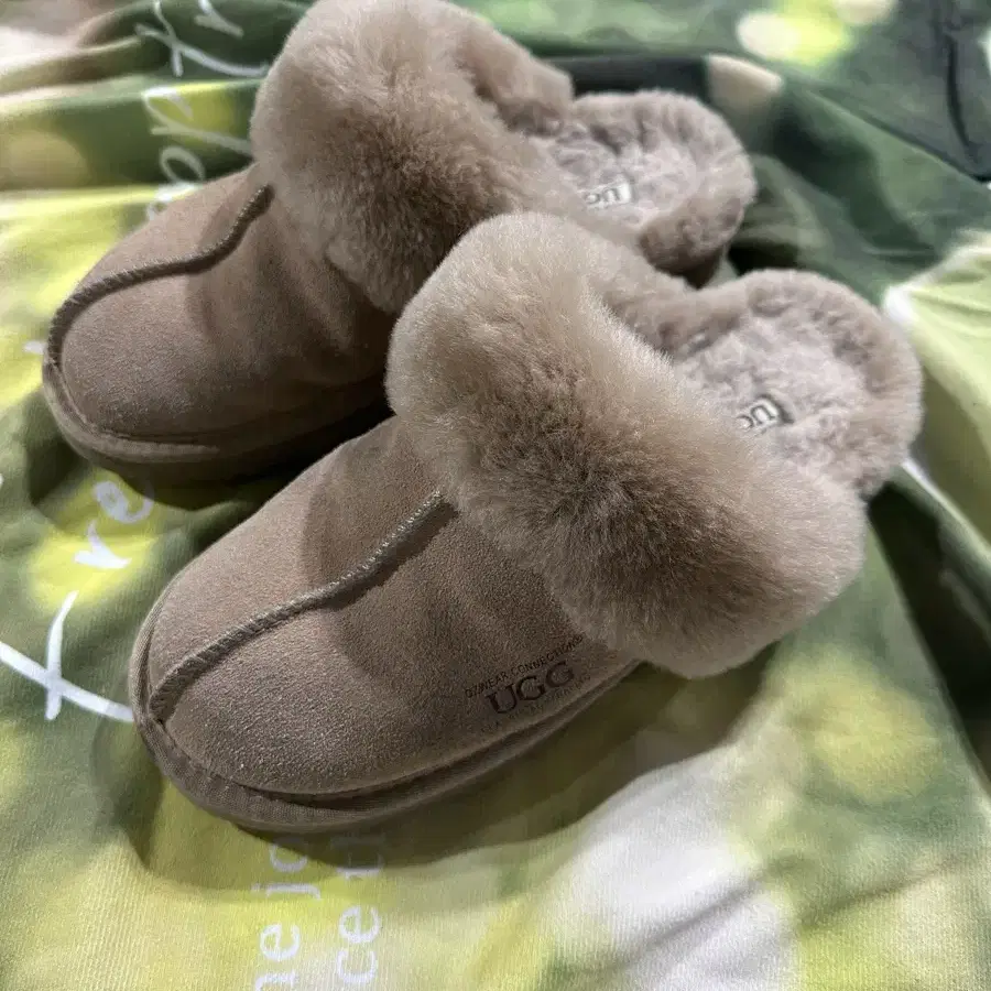 A-5 UGG 어그 슬리퍼 사이즈 245 상태 나쁘지 않아요