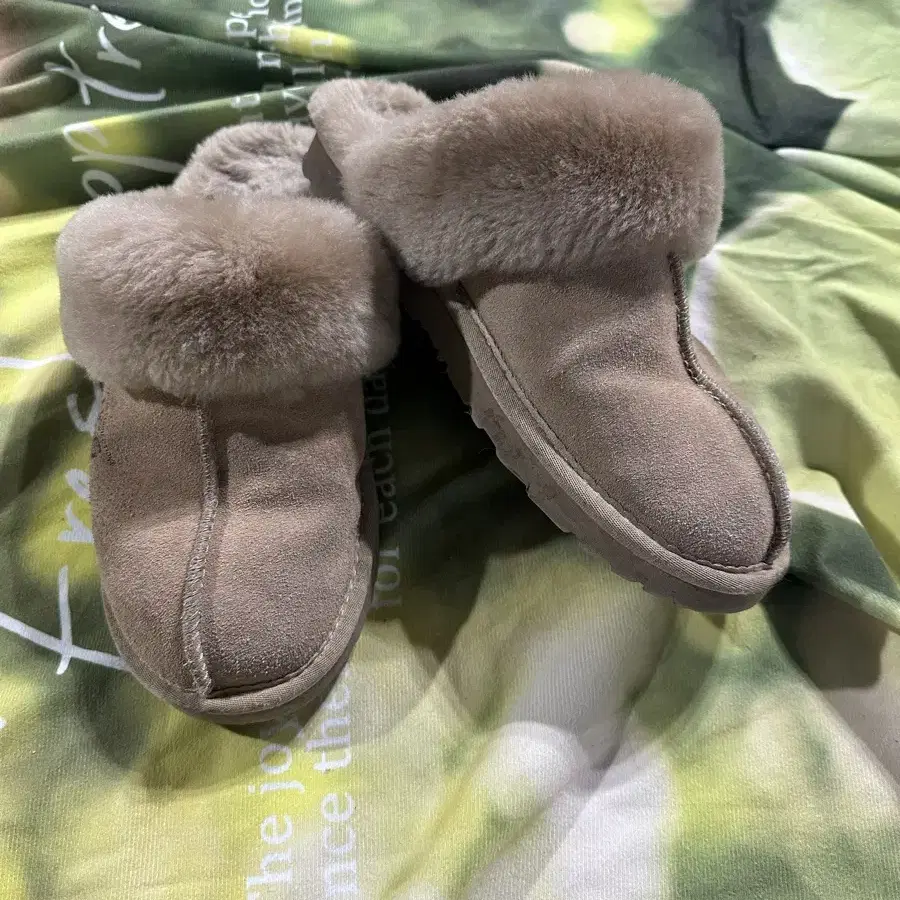 A-5 UGG 어그 슬리퍼 사이즈 245 상태 나쁘지 않아요