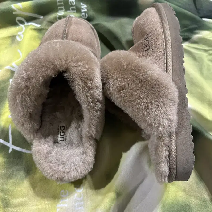 A-5 UGG 어그 슬리퍼 사이즈 245 상태 나쁘지 않아요