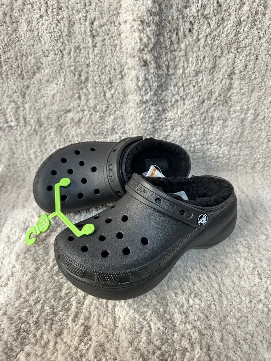 W6 (W) Crocs Classic Platform Lined Clog Black