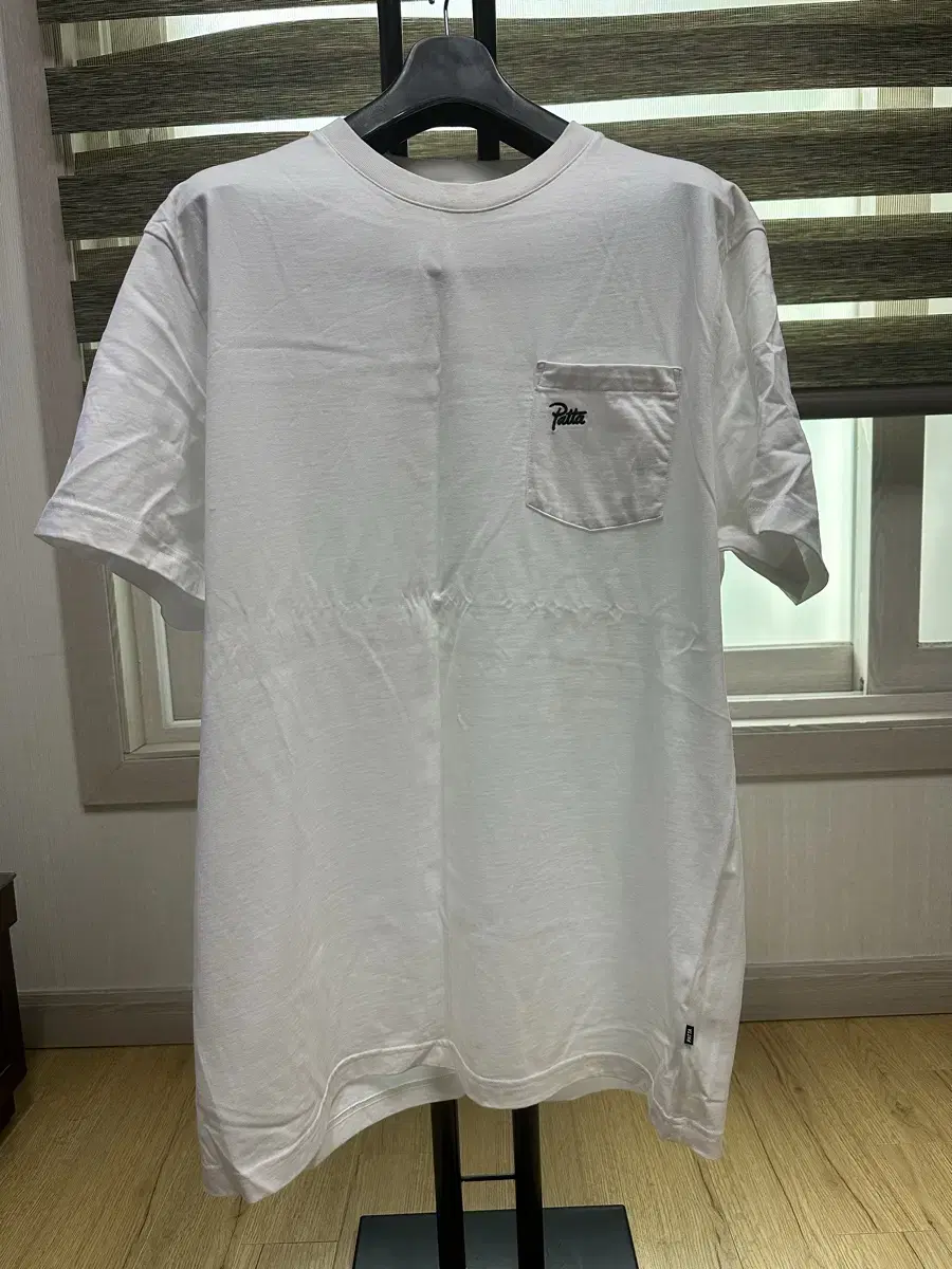 [XL]patta Pata Embroidered Logo Short Sleeve T-Shirt in White