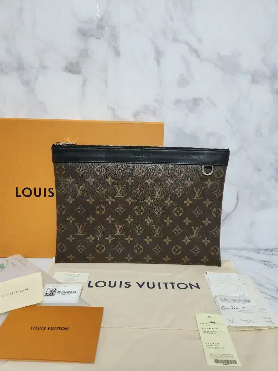 Louis Vuitton Discovery Clutch Gm