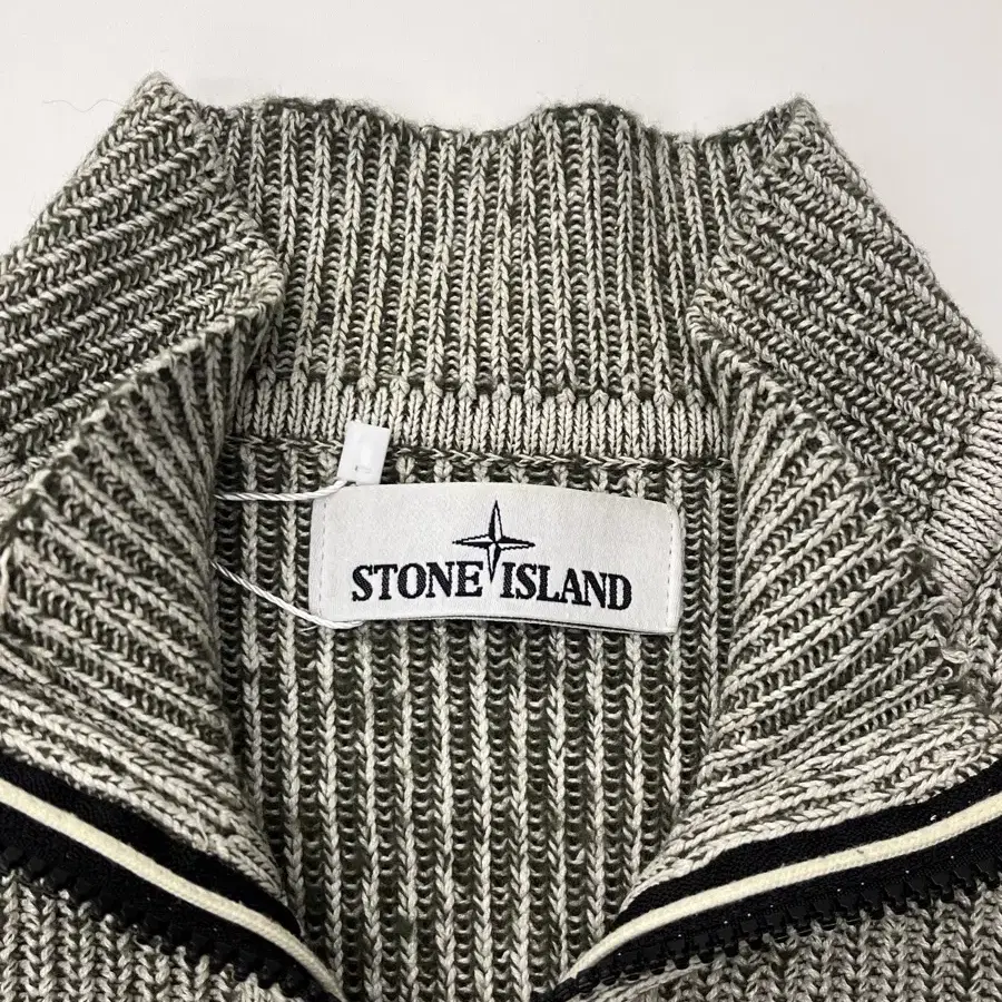 Stone Island 스톤아일랜드 와펜 하프집업 니트 카키