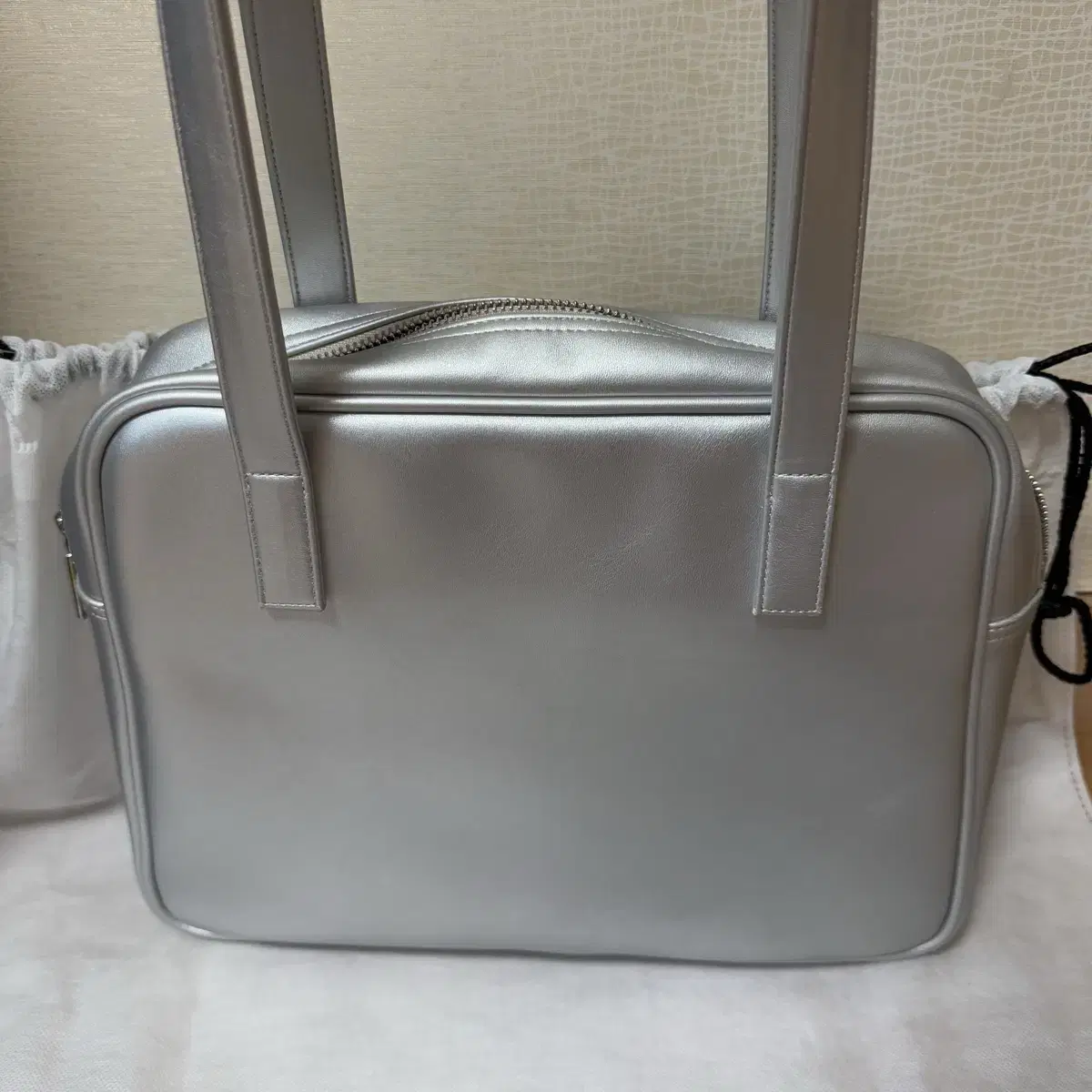 필인더블랭크 숄더백 Trapezoid Middle Shoulder Bag