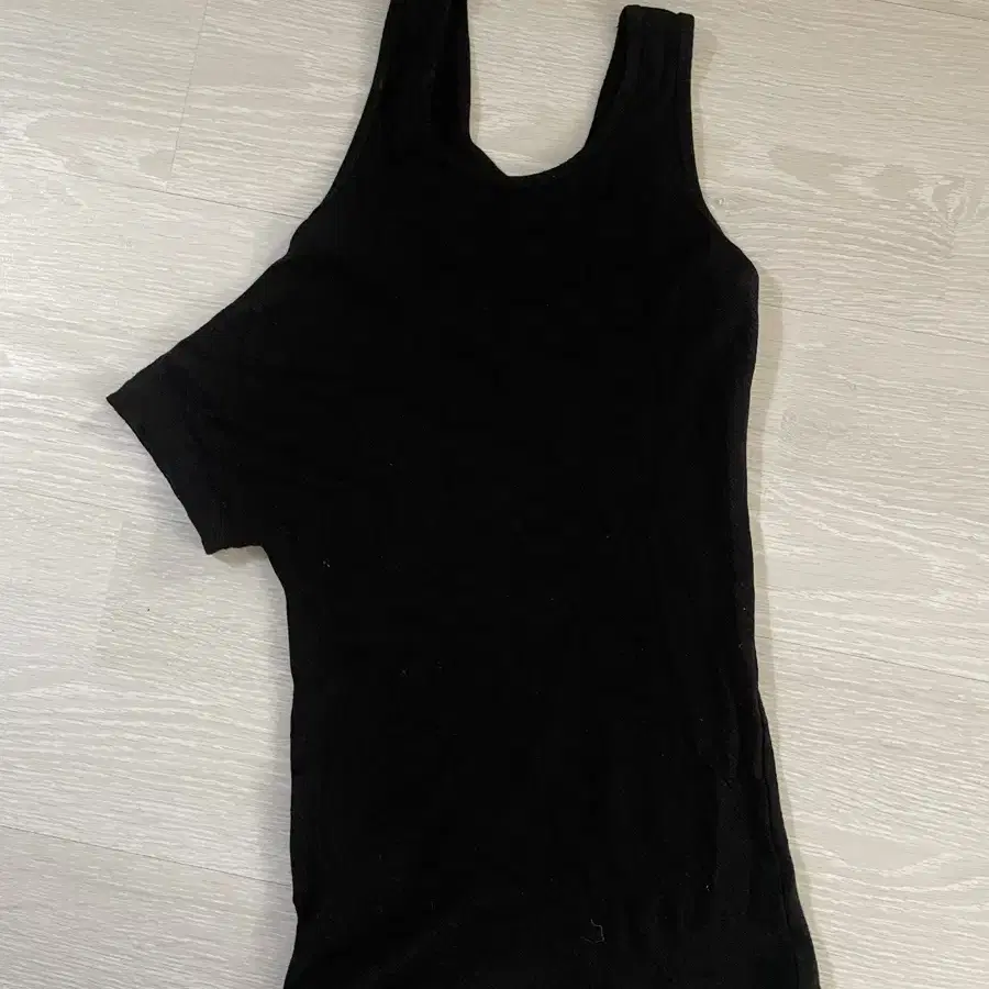 더오픈프로덕트 one shoulder cut out top