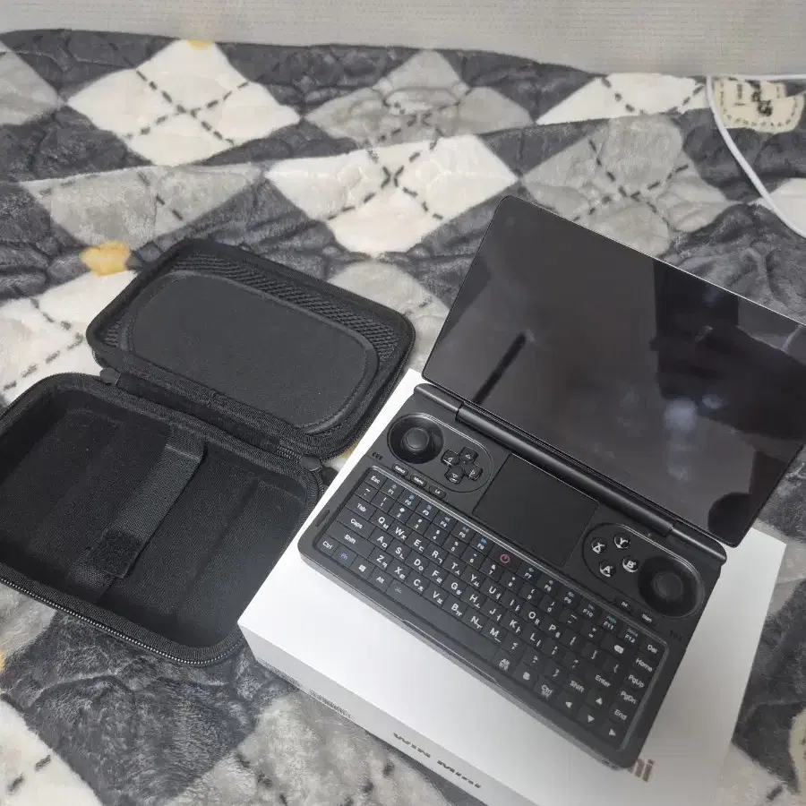 GPD win mini 2024 8840u 32gb 500gb 팝니다