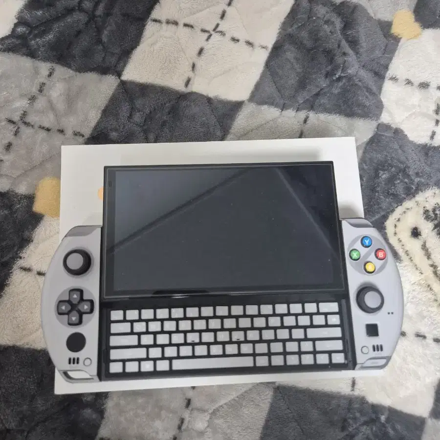 GPD win4 2024 8840u 32 gb 1tb 팝니다.