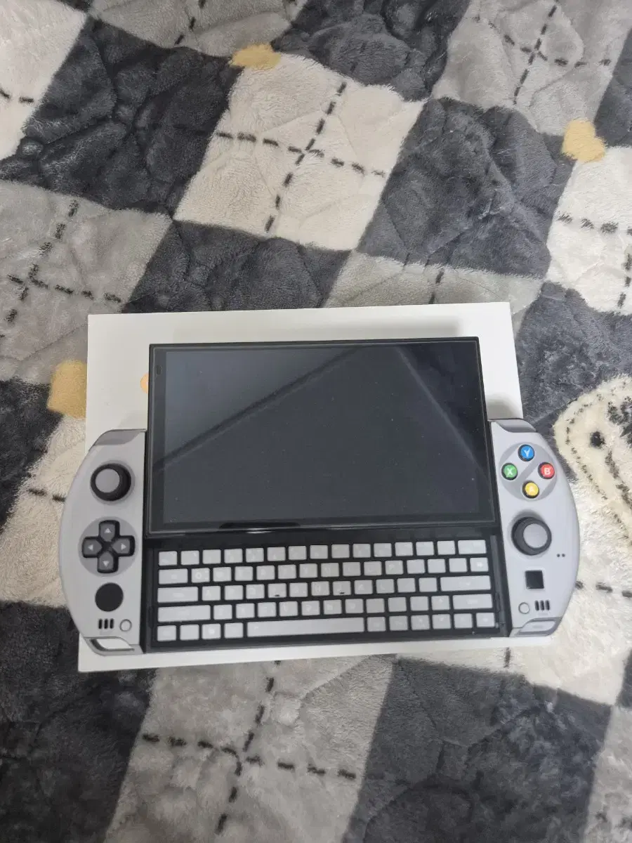 GPD win4 2024 8840u 32 gb 1tb 팝니다.