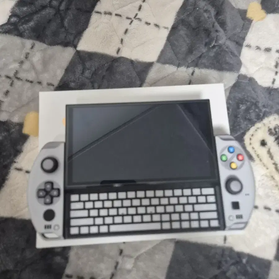 GPD win4 2024 8840u 32 gb 1tb 팝니다.