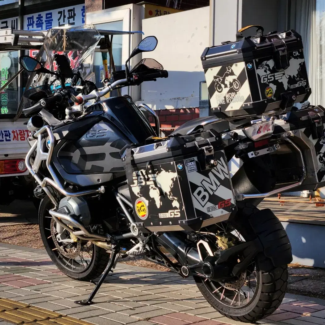 2018년식 BMW R1200GS 어드벤쳐 삼박스 상태좋은차량 입니다.