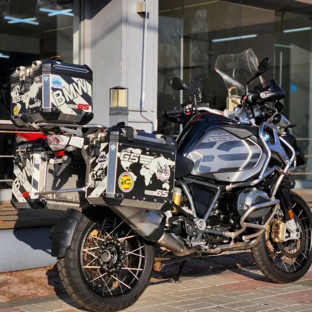 2018년식 BMW R1200GS 어드벤쳐 삼박스 상태좋은차량 입니다.