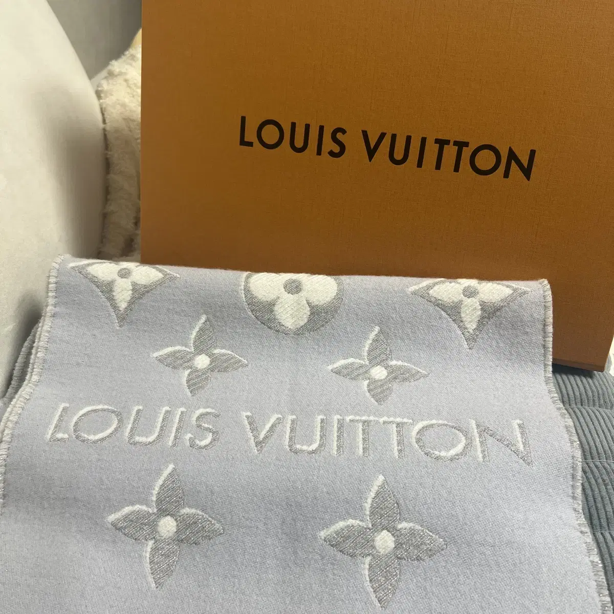 Louis Vuitton Essential Scarf Light Gray Full Box