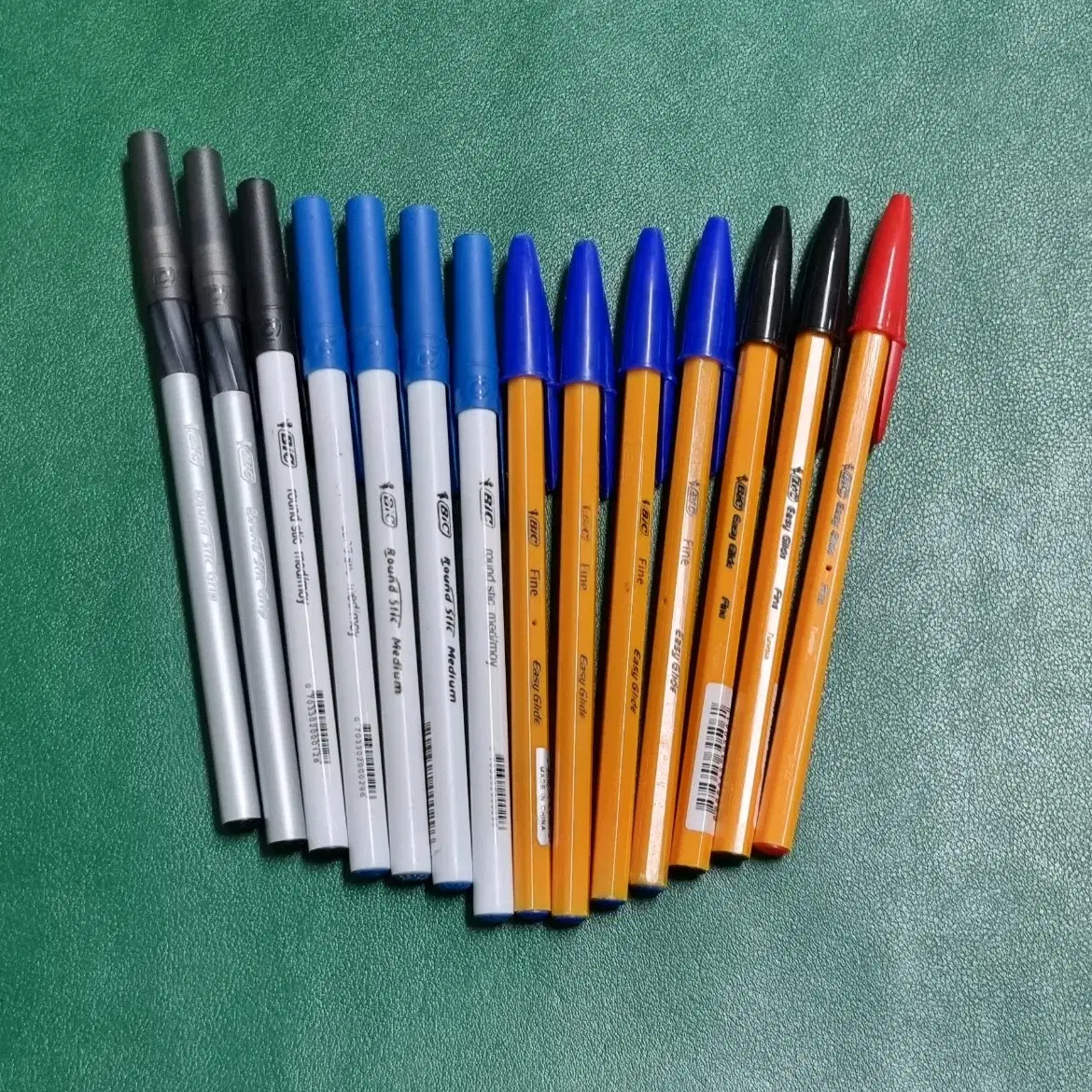 거의 않쓴 BIC 볼펜 모음 14자루 일괄판매합니다