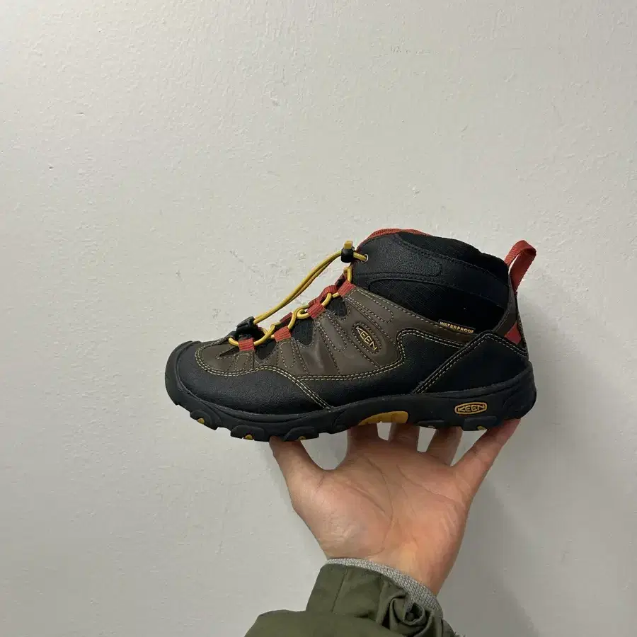 KEEN 트래킹화 225