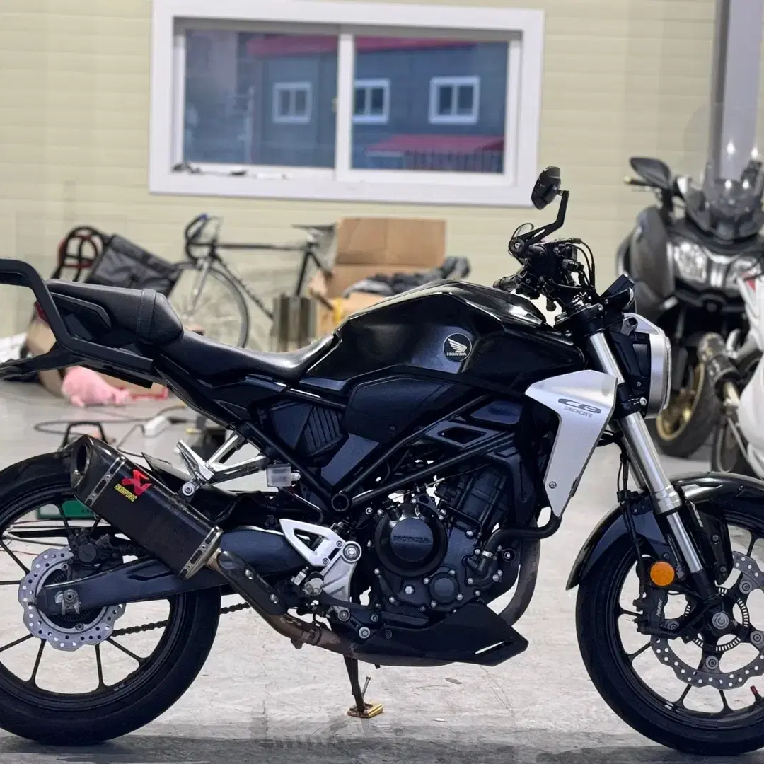 혼다 cb300r 2018년 / 아크라포빅 / 저렴히 판매합니다