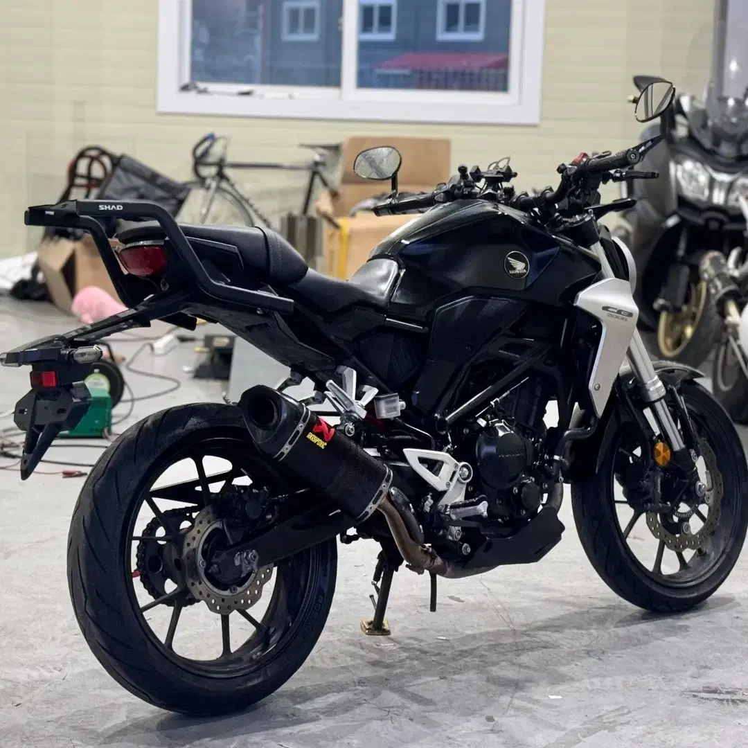 혼다 cb300r 2018년 / 아크라포빅 / 저렴히 판매합니다