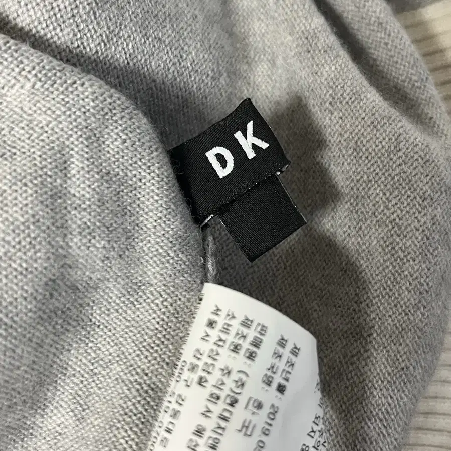 S) DKNY 하이넥 울 100 니트