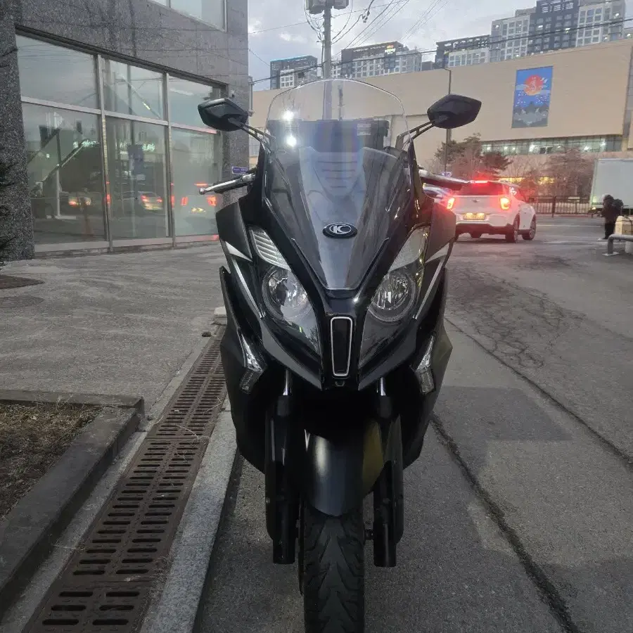 다운타운st 125cc 20년 5.6만 팝니다.