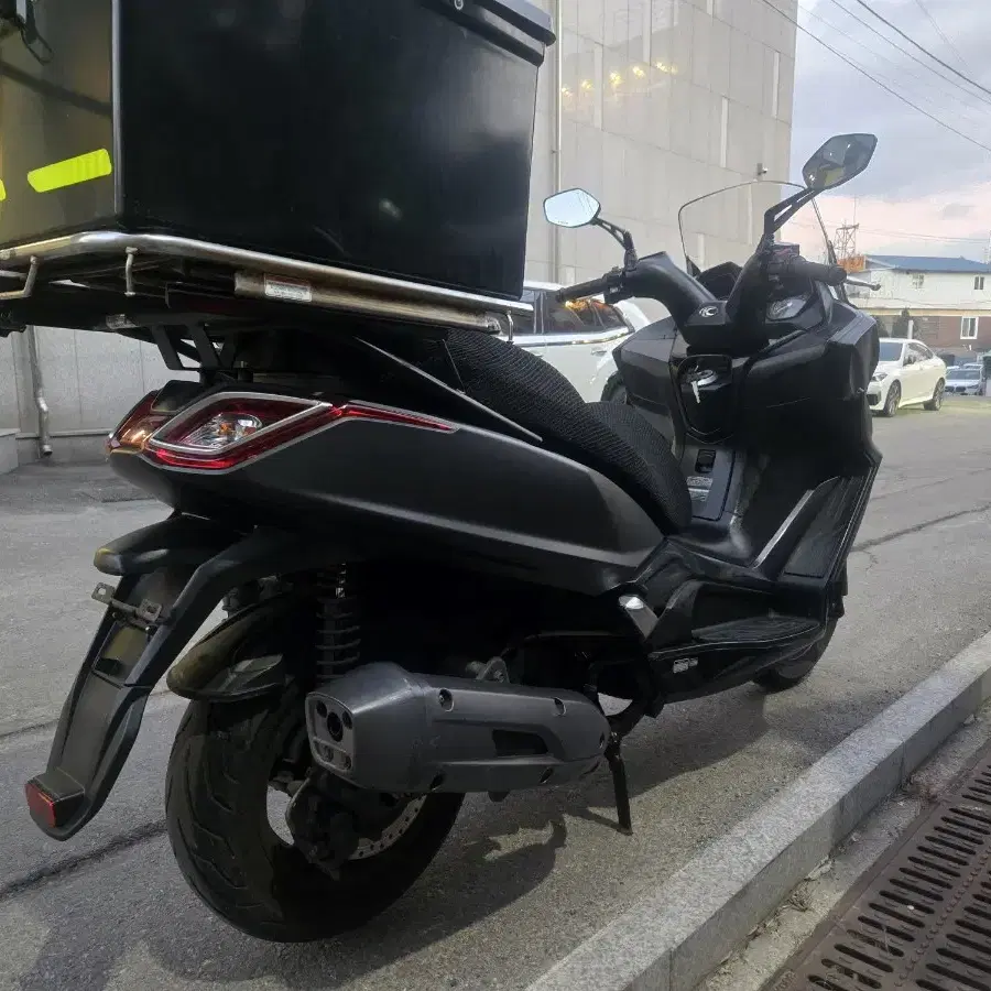 다운타운st 125cc 20년 5.6만 팝니다.