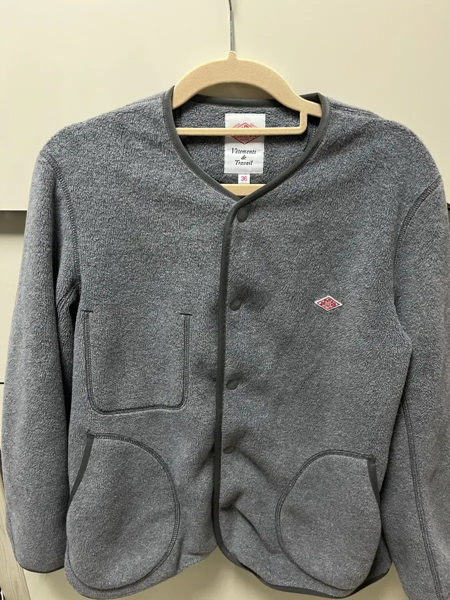 (36)Danton Furis Gray