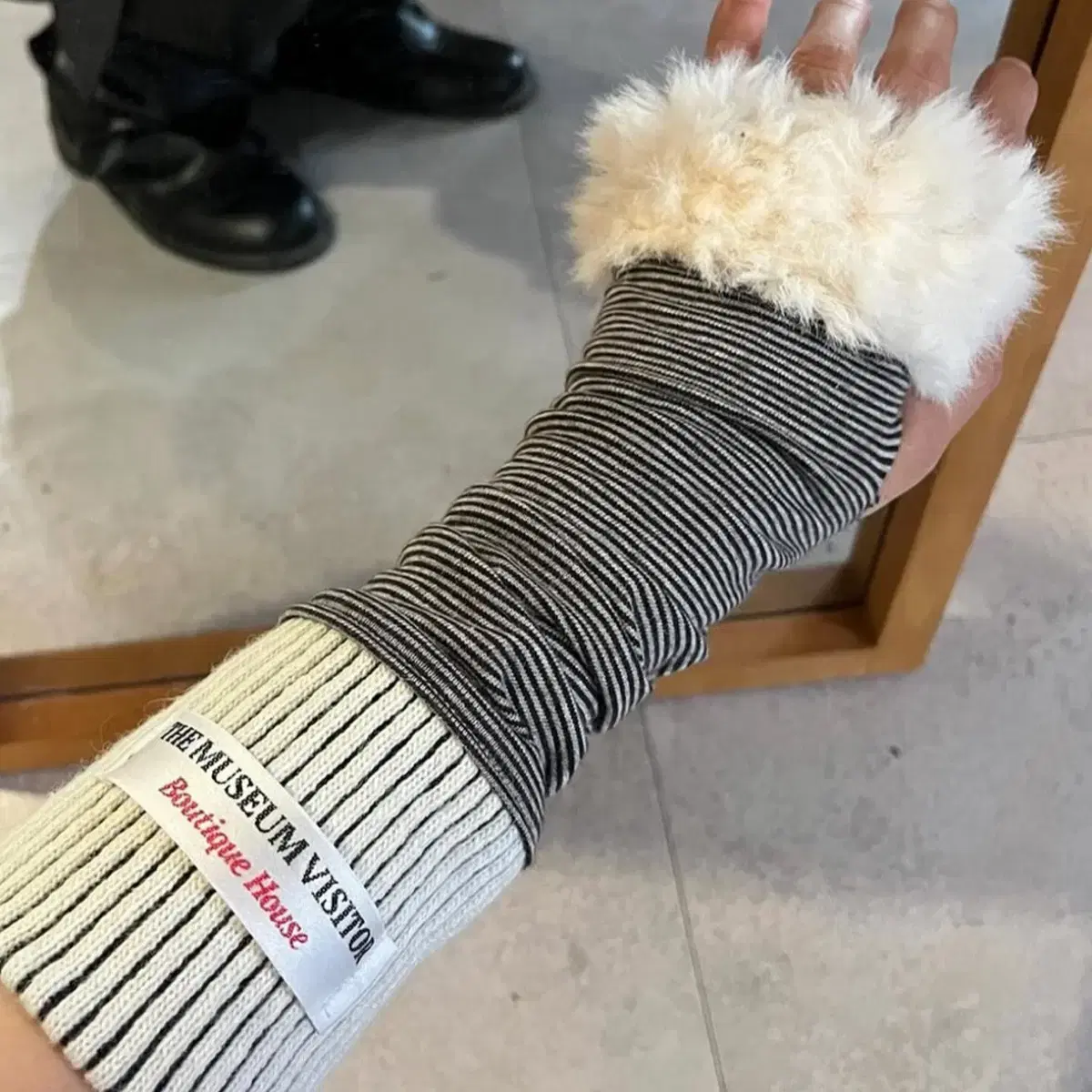 더뮤지엄비지터 FUR HAND WARMER