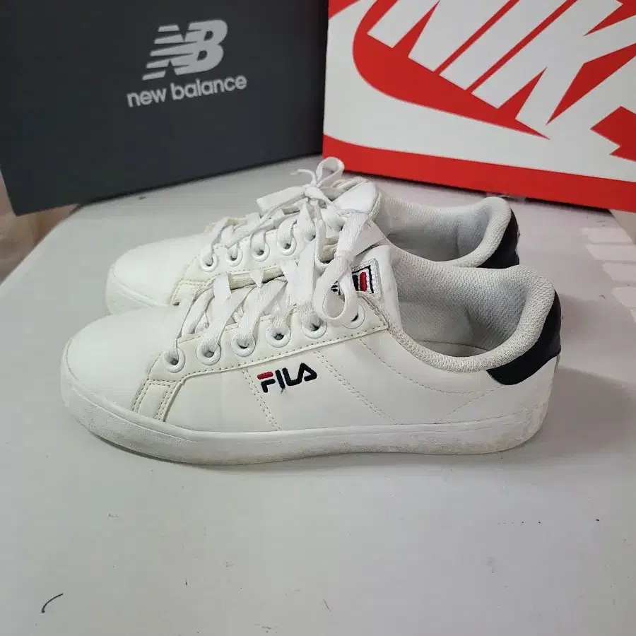 FILA 휠라  가죽 스니커즈 245mm