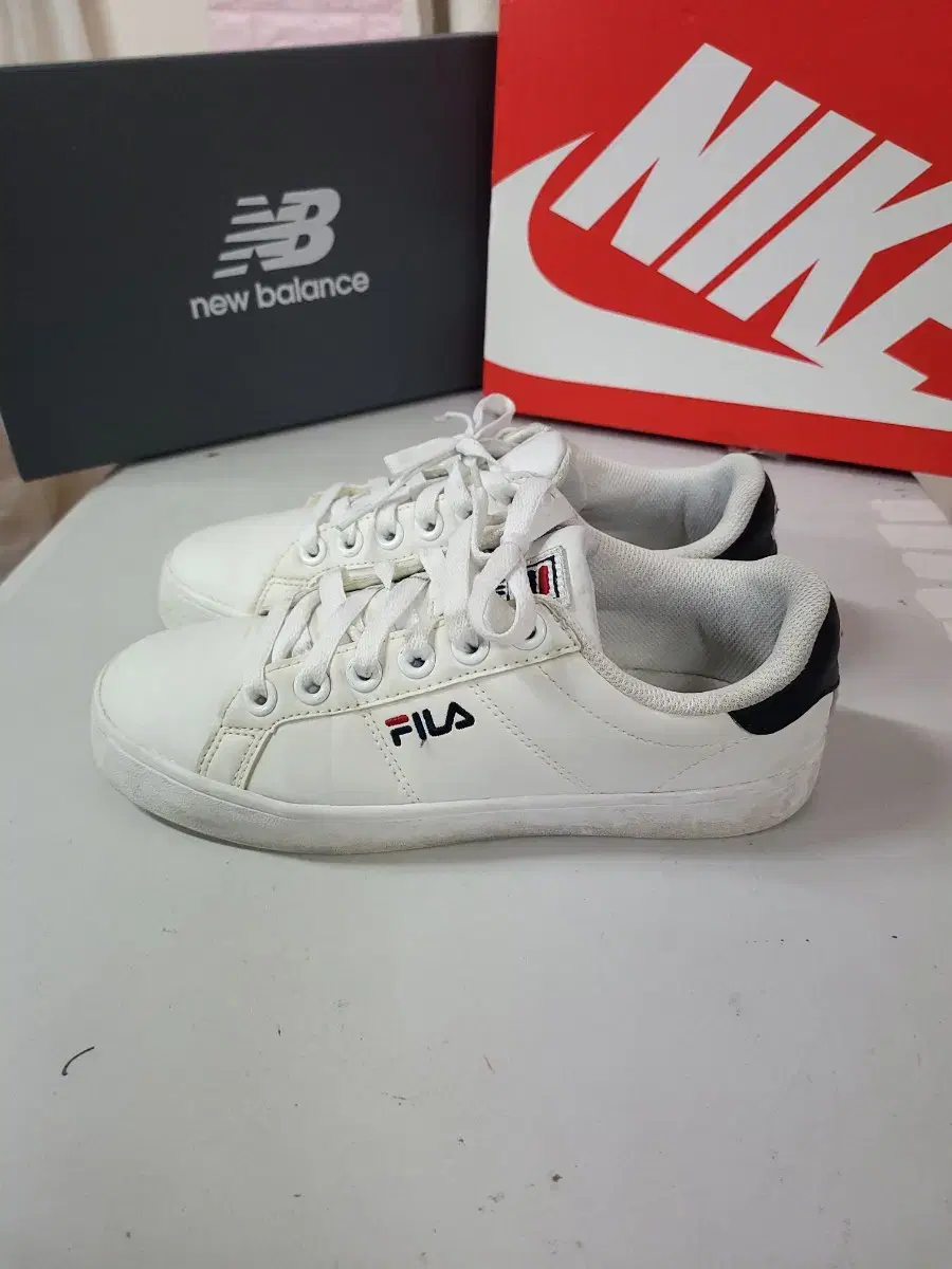 FILA 휠라  가죽 스니커즈 245mm