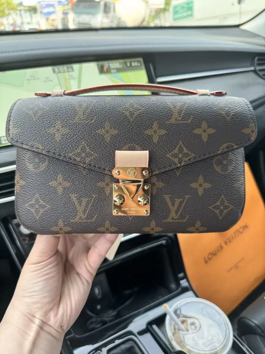 Louis Vuitton Pochette Metis East West (Pomme East West)