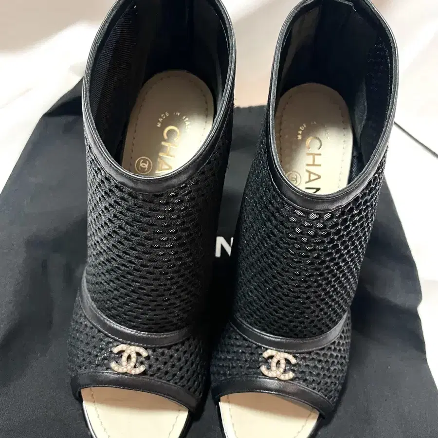 샤넬 CHANEL MESH CC PEEP TOE 앵클부츠/ 힐