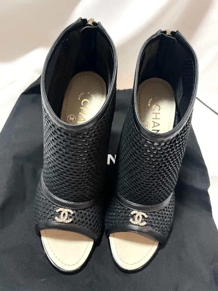 샤넬 CHANEL MESH CC PEEP TOE 앵클부츠/ 힐