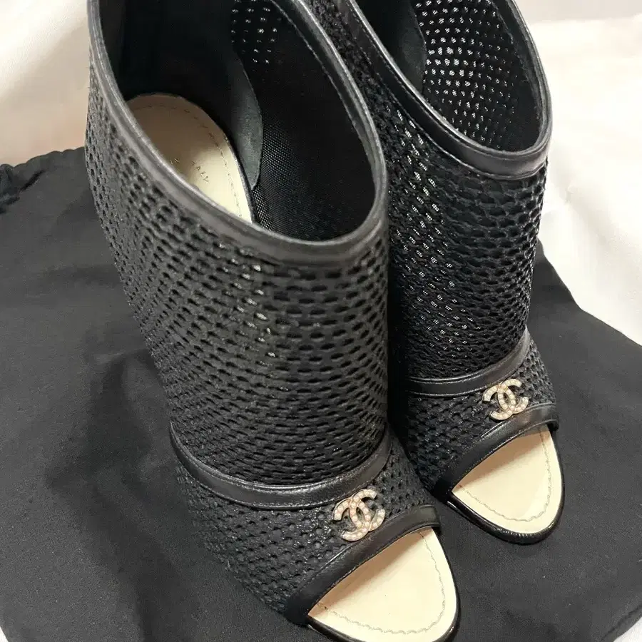 샤넬 CHANEL MESH CC PEEP TOE 앵클부츠/ 힐