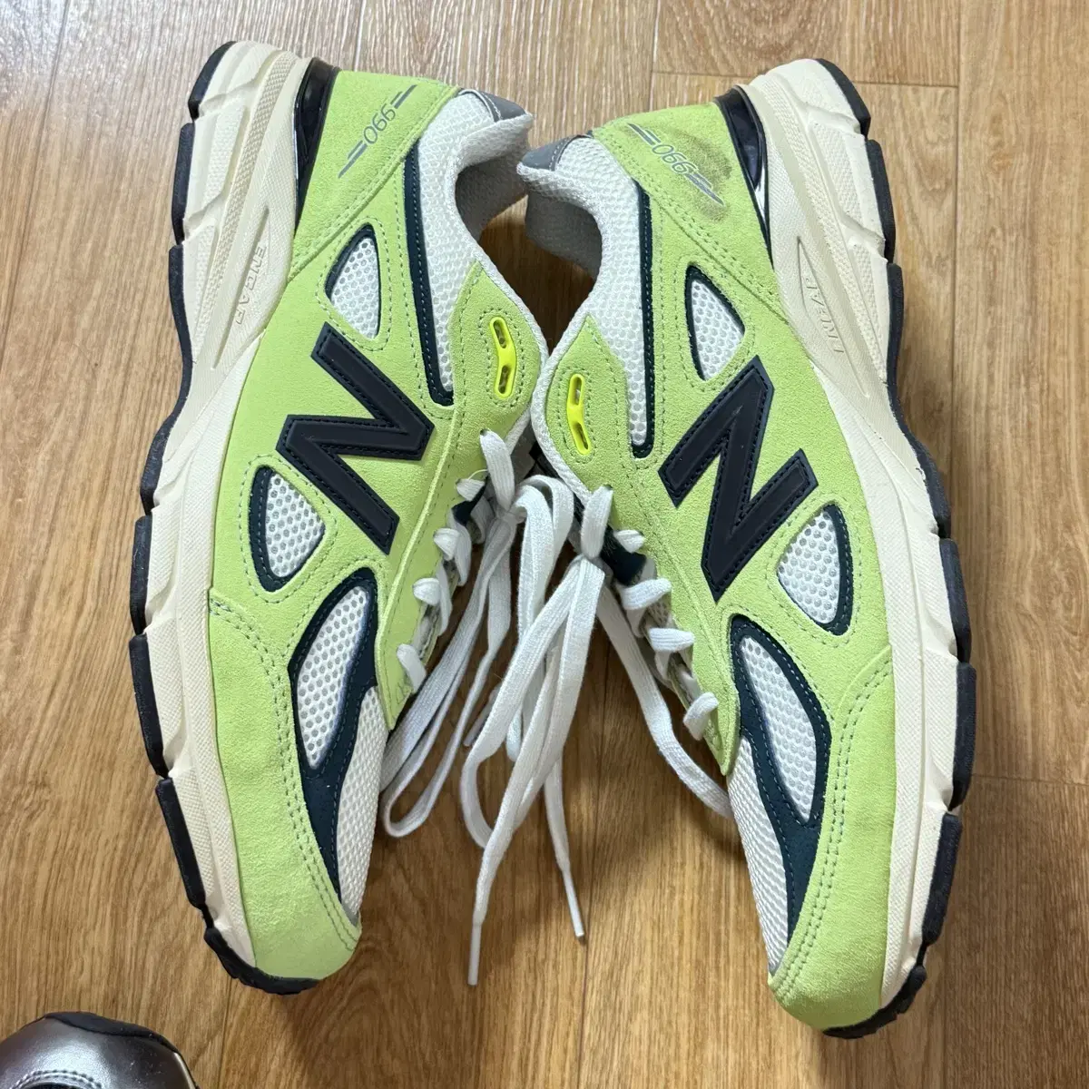 뉴발란스 990 Yellow