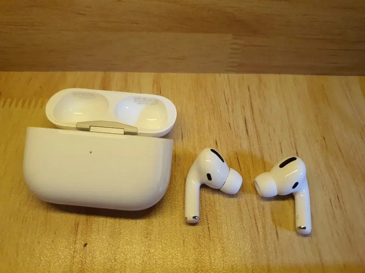 Nego AirPods Pro 1 Full Box with Apple Original Charger up to $120,000a