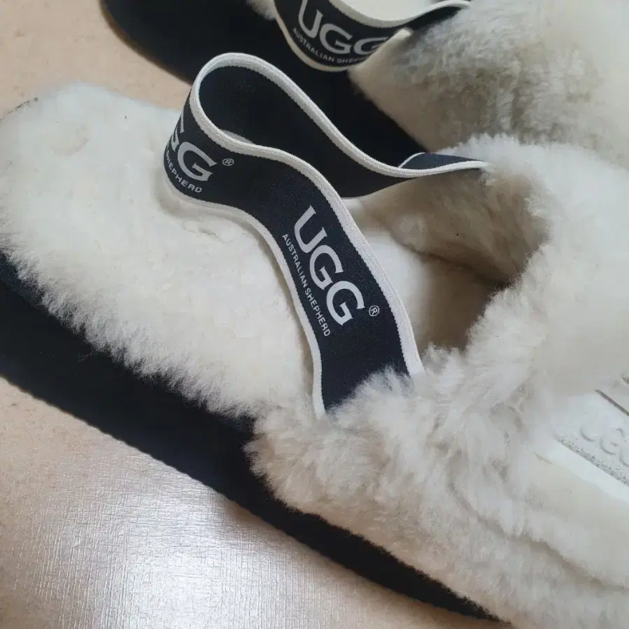 UGG 털 샌들